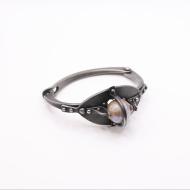 Anton Yakushev: Raw Pearl Bracelet with a clasp